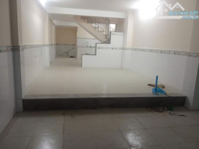 Cho thuê nhà nguyên căn gần chợ Đo Đạc, CC Bộ Công An, 4 phòng ngủ
