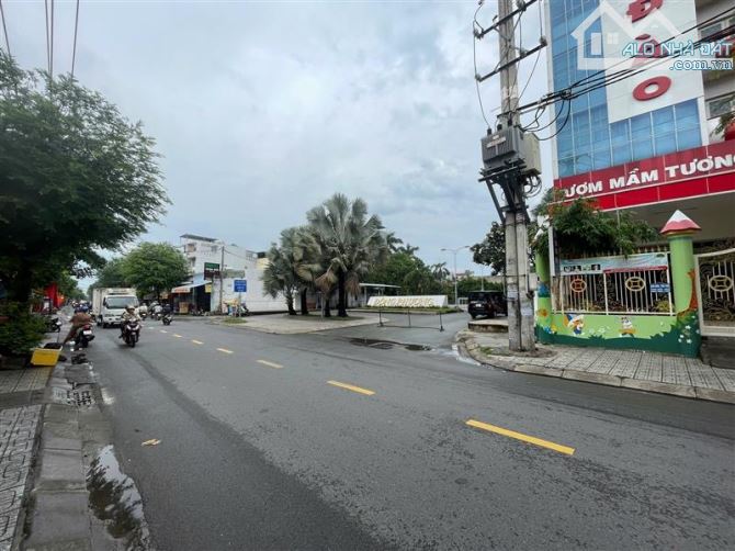 Quỹ Đất Vàng. 3 mặt tiền Nguyễn Văn Quá. 2631m2 full thổ. 269 tỷ TL