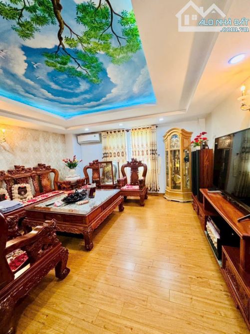 NHÀ 5 TẦNG NỘI THẤT FULL GỖ CAO CẤP – HẺM XE HƠI SÁT MẶT TIỀN ĐƯỜNG LÊ VĂN KHƯƠNG-