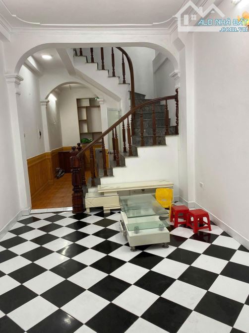 Cho thuê nhà ngõ Bùi Xương Trạch, 3 tầng x 38m2, 3 ngủ, 10 Triệu