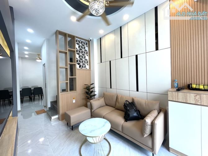 BÁN NHÀ MẶT TIỀN NGUYỄN TRỌNG TUYỂN,2 TẦNG, 25M2 GIÁ 6,5 TỶ