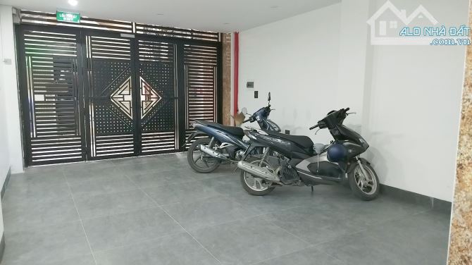 Khâm Thiên, Tòa CCMN 7 tầng Thang Máy, Ô tô, Doanh Thu 130tr/th, S115m, MT 4.4m, Giá 32 tỷ