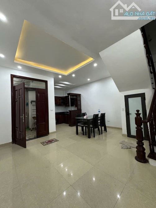 Nhà hiếm- Lạc Long Quân -mới xây 5 tầng- gần Hồ Tây-ngõ thông các đường lớn-nhỉnh 7 tỷ