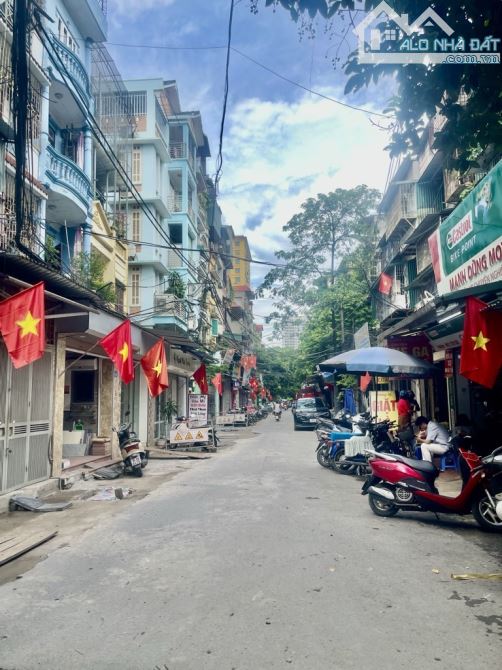 TẬP THỂ KHUẤT DUY TIẾN – 3 NGỦ, 2 BAN CÔNG – FULL NỘI THẤT – Ở NGAY