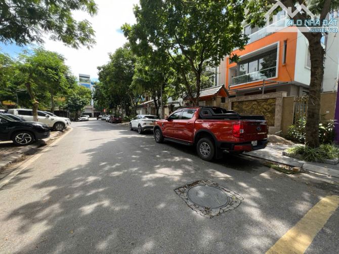 Bán biệt thự KĐT Linh Đàm  210m² x 4 tầng , MT: 11m, vỉa hè rộng  chào giá đầu tư 57,5 tỷ