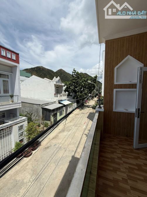 BÁN NHÀ 1 TRỆT 1 LẦU – KHU DÂN CƯ ĐƯỜNG ĐỆ, VĨNH HÒA – CÁCH BIỂN 700M √ Diện tích: 63m²