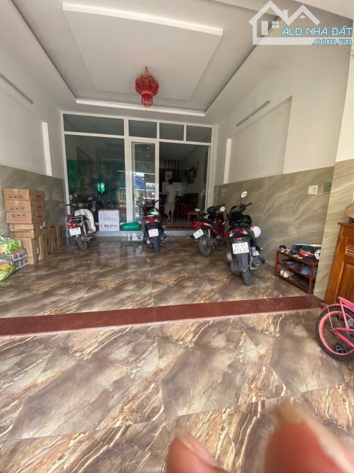 Bán nhà 3 Tầng Dĩ An,đường nhựa 10m thông,gần KDL Thủy Châu