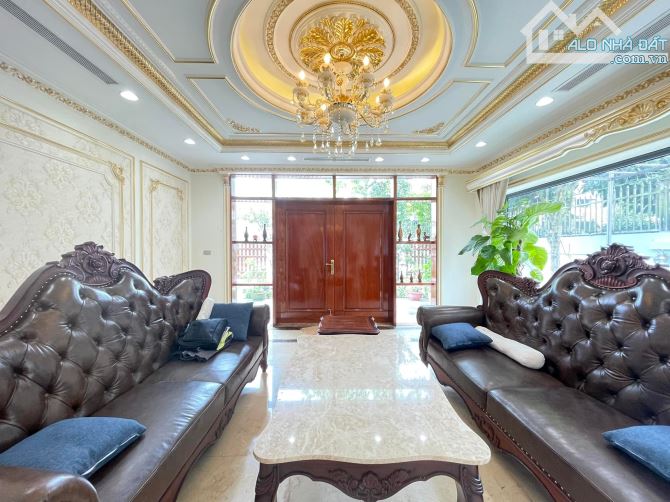 Bán nhà BT Khu Đô Thị mới Dịch Vọng - Đường To Như Phố - 350m2, MT 16m. Giá 105 tỷ