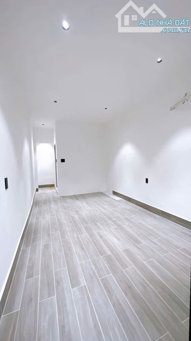 BÁN NHÀ KHU VIP Q4 PHỐ ẨM THỰC 20 THƯỚC 3 TẤM LÔ NHÌ HOÀNG DIỆU GIÁ 4 TỈ 650 TL HẺM 4M - 10