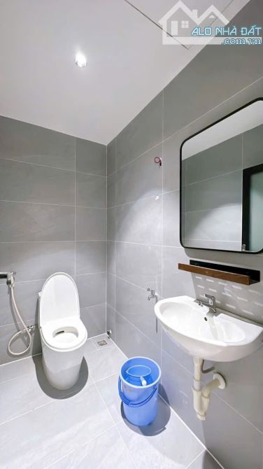 BÁN NHÀ KHU VIP Q4 PHỐ ẨM THỰC 20 THƯỚC 3 TẤM LÔ NHÌ HOÀNG DIỆU GIÁ 4 TỈ 650 TL HẺM 4M - 11