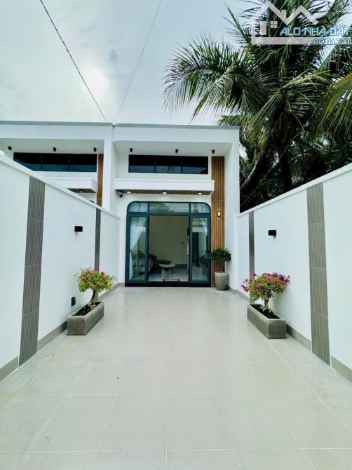 Nhà mới xây cao cấp,.P.10 nay là P.Trung An. Có chổ đậu xe hơi..Diện tích 100m2 - 1