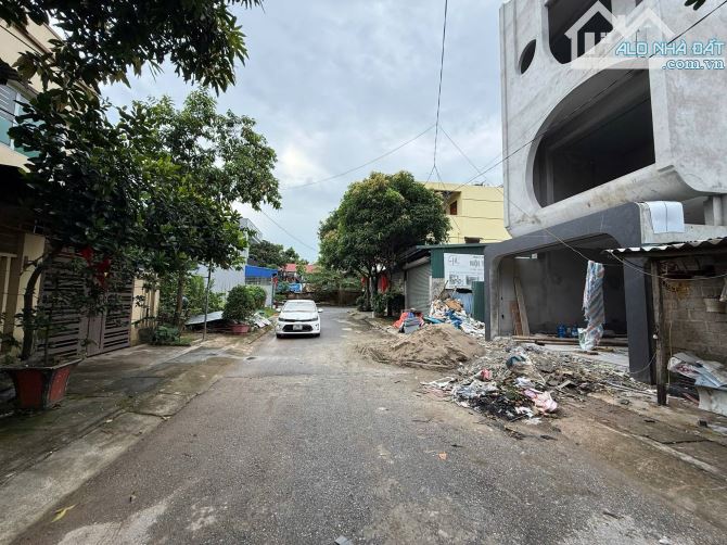 BÁN LÔ ĐẤT + TẶNG NHÀ C4 – VỊ TRÍ VÀNG . - 1