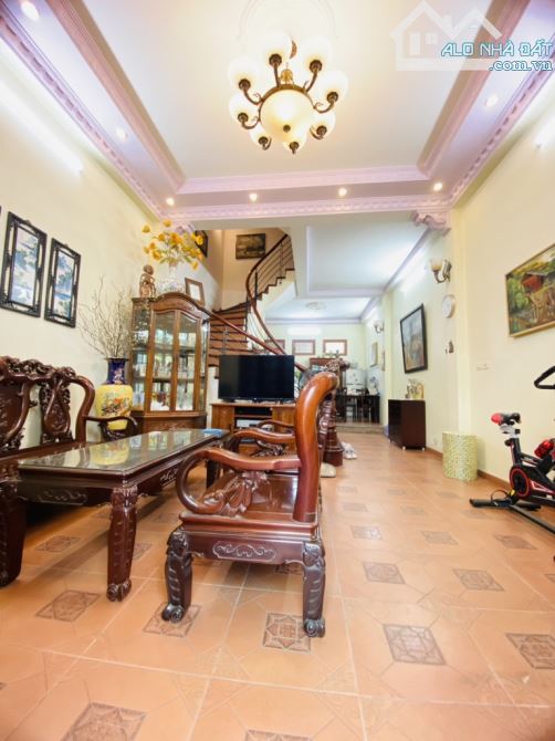Bán nhà phố Láng - Đống Đa - 13 tỷ, 52m2, mặt tiền gần 4m - ô tô sát vách - 1