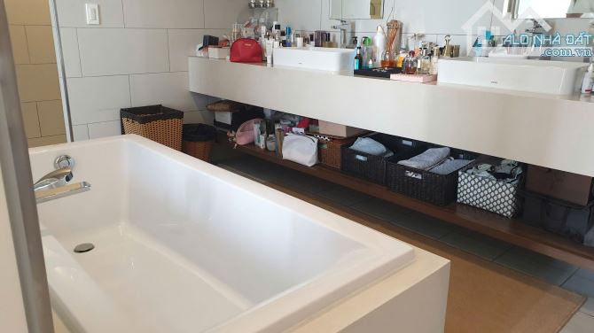 Bán Biệt thự đường Lý Phục Man - Quận 7, Ngang 10x28, 3 tầng, đã giảm 4 tỷ - giá mới 24tỷ - 1