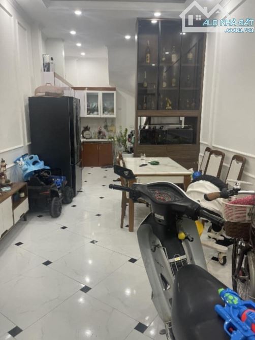 Bán nhà đường Phan Đình Giót, 34m2, ngõ rộng thênh thang, gần ô tô, nhiều tiện ích - 1