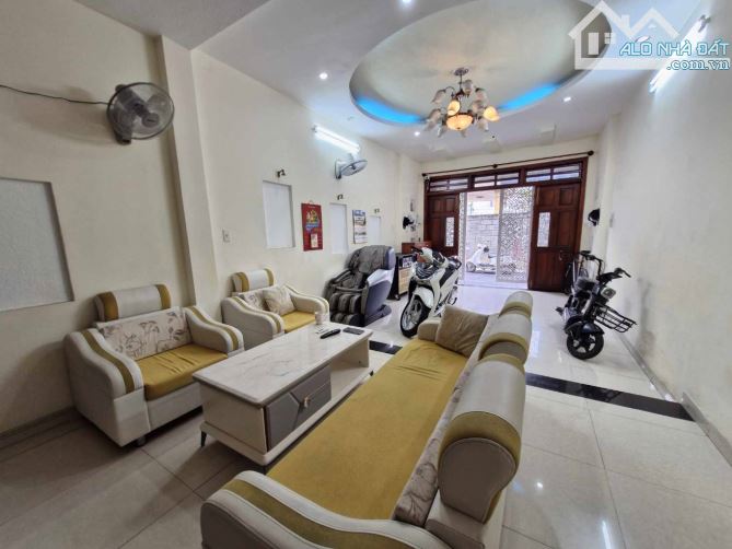 NHÀ ĐẸP Ở NGAY, HẺM NHỰA Ô TÔ VÀO NHÀ 3 TẦNG GẦN CHỢ THỦ ĐỨC 4X21 CHỈ 7,5 TỶ - 1