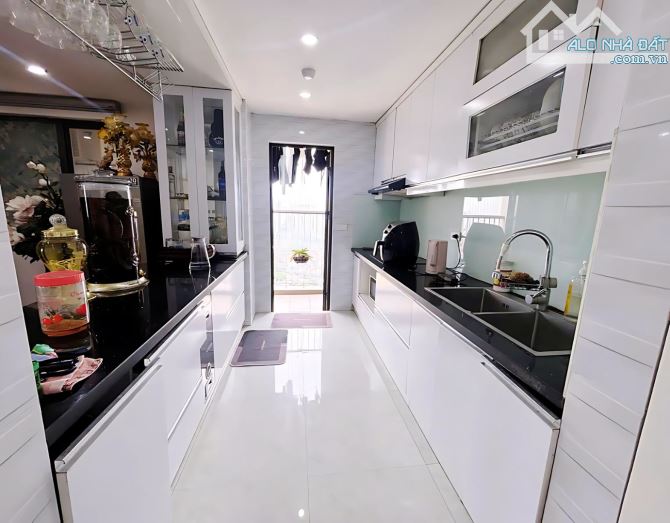 BÁN GẤP! Nhà mặt phố Phó Đức Chính, Ba Đình 85m2 x 3T, MT 5.5m, lô góc, gần hồ Tây - 1