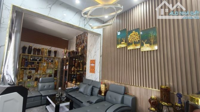 Bán nhà 3 tầng  đường Số 8, Long Phước, Q.9. DT 82m2, 3PN, SH, giá 4.6 tỷ. LH: - 1