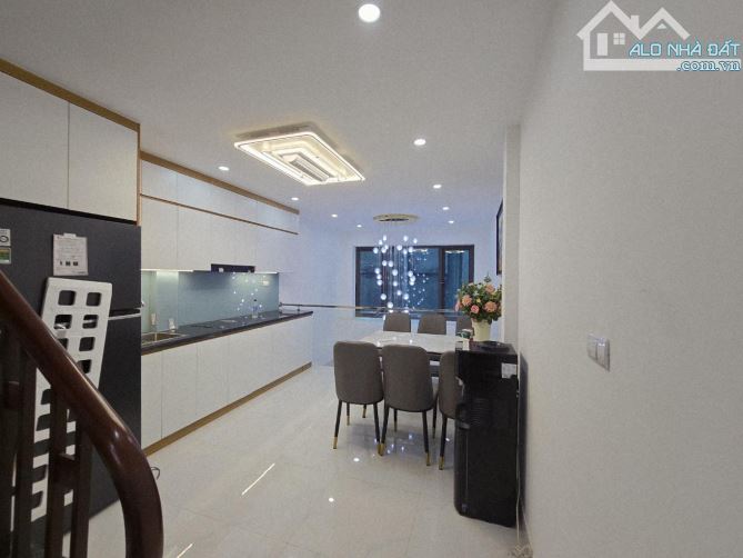 PHƯỜNG VIỆT HƯNG - NHÀ MỚI ĐẸP - FULL NỘI THẤT - TRƯỚC CỔNG NGÕ 7 CHỖ THÔNG - NHỈNH 6 TỶ - 1