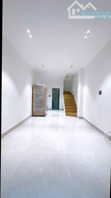 BÁN NHÀ KHU VIP Q4 PHỐ ẨM THỰC 20 THƯỚC 3 TẤM LÔ NHÌ HOÀNG DIỆU GIÁ 4 TỈ 650 TL HẺM 4M - 1