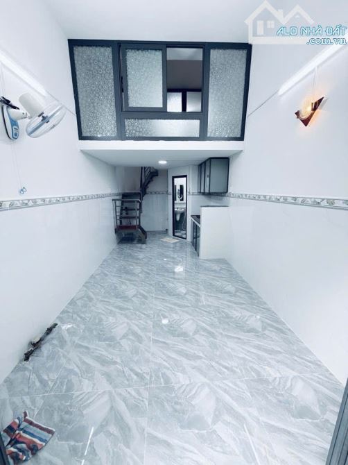 Nhà bán mặt tiền đường Đoàn Văn Bơ Quận 4 mới đẹp, khu buôn bán sầm uất giá nhỉnh 5 tỷ - 1