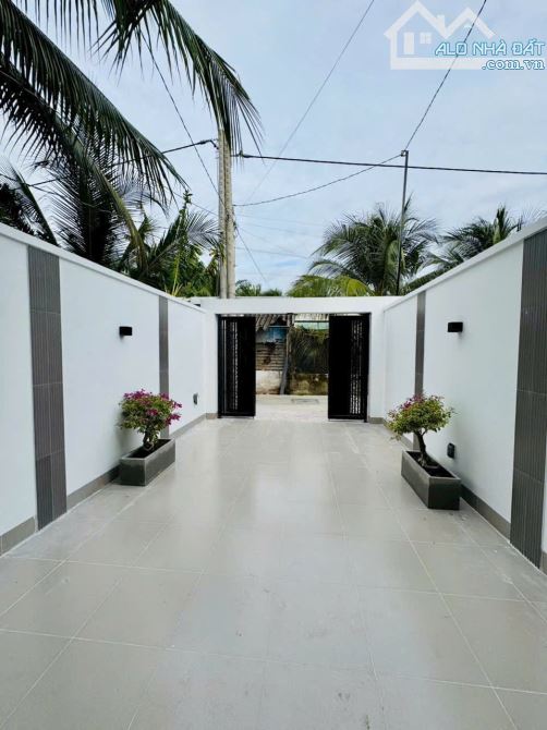 Nhà mới xây cao cấp,.P.10 nay là P.Trung An. Có chổ đậu xe hơi..Diện tích 100m2 - 2