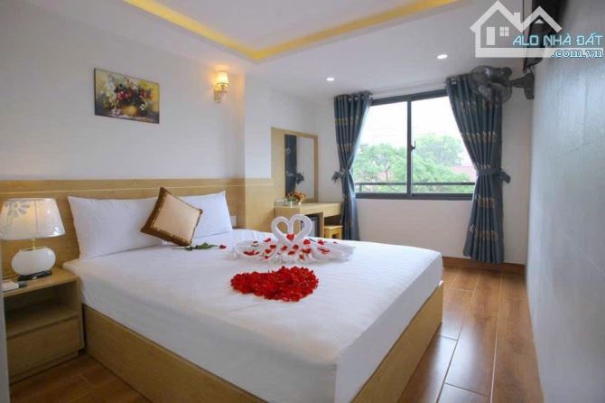 Bán KS 8 tầng MỚI MT đường Đinh Tiên Hoàng. DT 75m2. Chỉ 28tỷ - 2