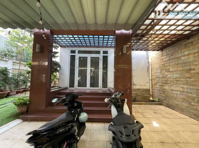 Biệt thự Mặt Tiền Trương Văn Thành, Q9  240m²  Full nội thất  Giá cực Tốt - 2