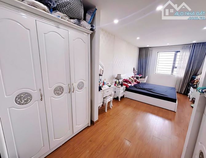 BÁN GẤP! Nhà mặt phố Phó Đức Chính, Ba Đình 85m2 x 3T, MT 5.5m, lô góc, gần hồ Tây - 2
