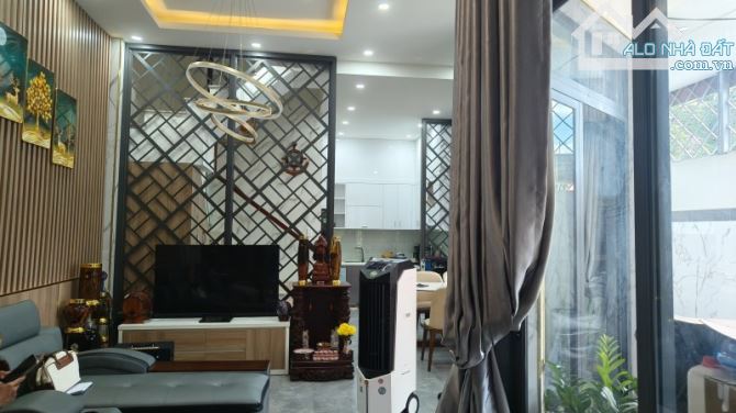 Bán nhà 3 tầng  đường Số 8, Long Phước, Q.9. DT 82m2, 3PN, SH, giá 4.6 tỷ. LH: - 2