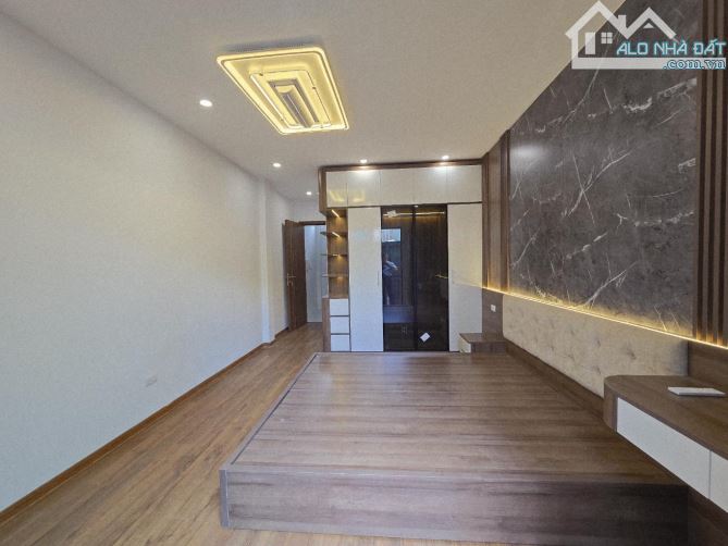 PHƯỜNG VIỆT HƯNG - NHÀ MỚI ĐẸP - FULL NỘI THẤT - TRƯỚC CỔNG NGÕ 7 CHỖ THÔNG - NHỈNH 6 TỶ - 2