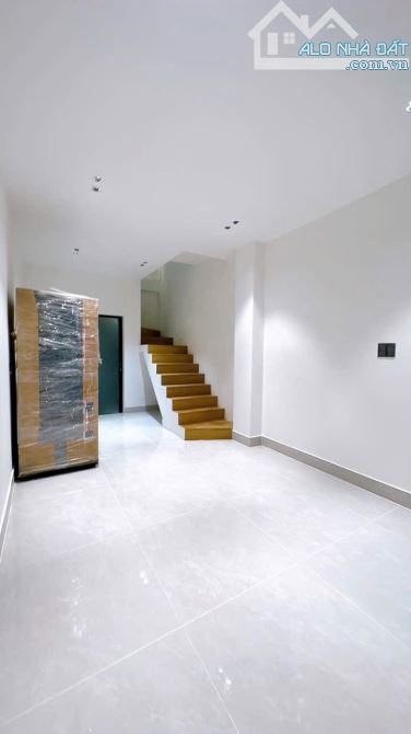 BÁN NHÀ KHU VIP Q4 PHỐ ẨM THỰC 20 THƯỚC 3 TẤM LÔ NHÌ HOÀNG DIỆU GIÁ 4 TỈ 650 TL HẺM 4M - 2