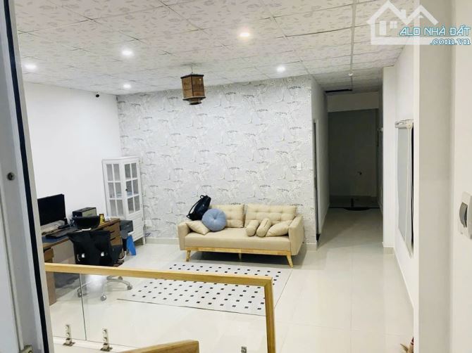 BÂN NHÀ KIỆT OTO CHẾ LAN VIÊN - SÁT BIỂN - 2 TÂNG - 95m2 - NỞ HẬU - 9ty6. - 2