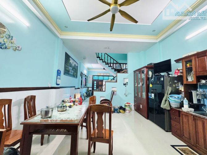 CC BÁN GẤP NHÀ 3 TẦNG GẦN LÊ VĂN VIỆT Q.9 - HẺM 5M - DT 5X16.5 4PN - Nhỉnh 8 Tỷ. - 2