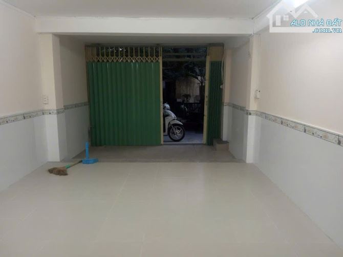 Cho thuê nhà nguyên căn gần chợ Đo Đạc, CC Bộ Công An, 4 phòng ngủ - 2