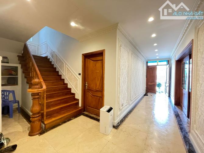 Bán nhà BT Khu Đô Thị mới Dịch Vọng - Đường To Như Phố - 350m2, MT 16m. Giá 105 tỷ - 2