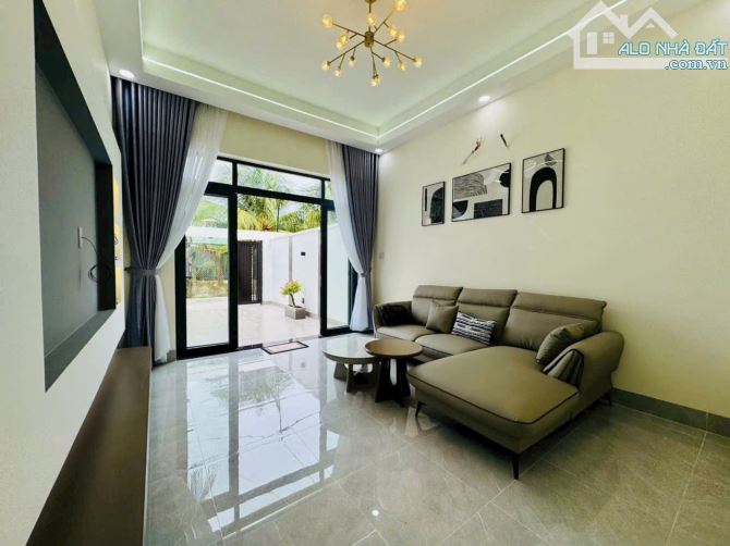 Nhà mới xây cao cấp,.P.10 nay là P.Trung An. Có chổ đậu xe hơi..Diện tích 100m2 - 3