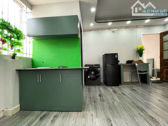 CĂN HỘ STUDIO FULL NỘI THẤT CỬA SỔ LỚN ĐÓN NẮNG QUẬN 1 - 3