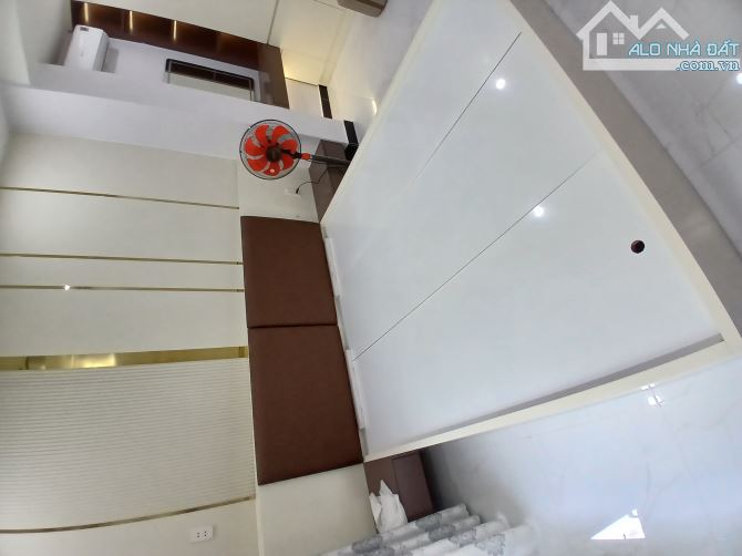 BÁN CĂN NHÀ FULL NỘI THẤT - 3 TẦNG 3 PN 3 WC - NGUYỄN TRÃI PHƯỜNG 10 QUẬN 10 - CHỈ NHỈNH 5 - 3