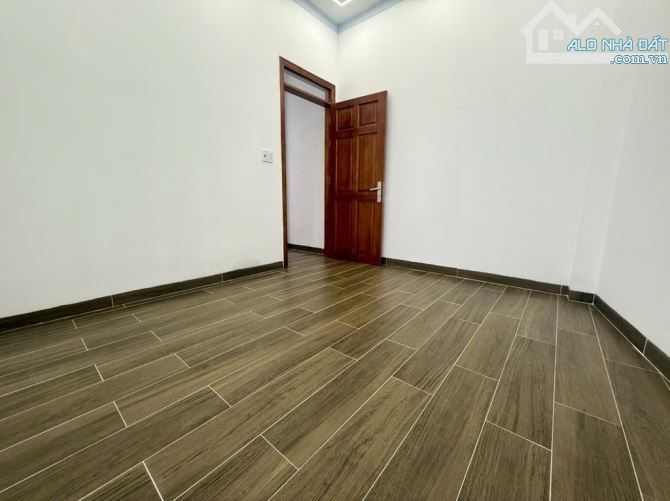 CHỈ 4.05 T.Ỷ, NHÀ HAI TẦNG MỚI ĐẸP DĨ AN, HẺM 7 CHỖ-SHR-AN NINH DÂN TRÍ  62.6M2(4❌16.79M)2 - 2