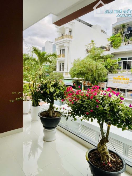 BÁN NHÀ 4 TẦNG, MT NGUYỄN HỮU HUÂN, 135,1M2, NGANG HƠN 6M, GIÁ 17,8 TỶ. CN29.8 - 3
