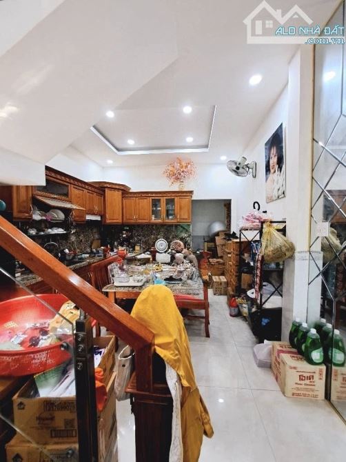 Nhà 3 Tầng 2 mặt hẻm đường TRUNG MỸ TÂY 2A, Q12, DT 100m2 (4 x 25), có 3 phòng trọ phía sa - 3