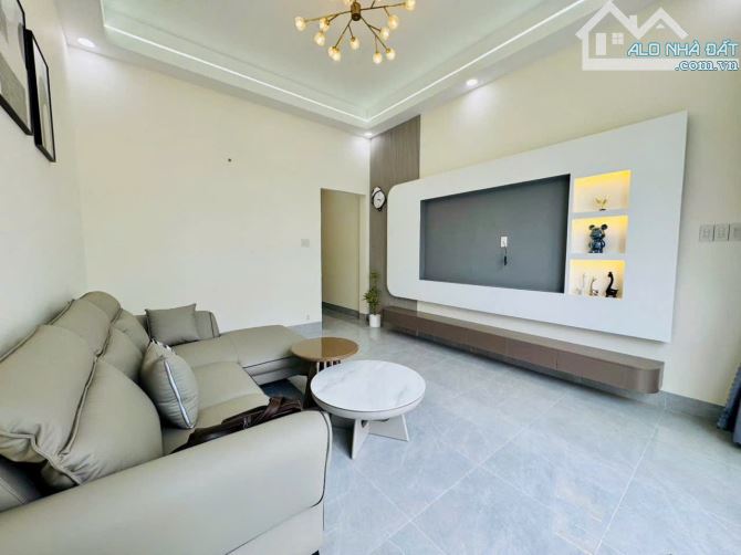 Nhà mới xây cao cấp,.P.10 nay là P.Trung An. Có chổ đậu xe hơi..Diện tích 100m2 - 4