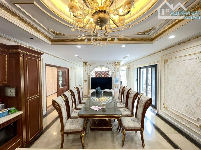 Bán nhà BT Khu Đô Thị mới Dịch Vọng - Đường To Như Phố - 352m2, MT 16m. Giá 105 tỷ - 4