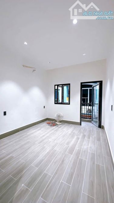 BÁN NHÀ KHU VIP Q4 PHỐ ẨM THỰC 20 THƯỚC 3 TẤM LÔ NHÌ HOÀNG DIỆU GIÁ 4 TỈ 650 TL HẺM 4M - 4