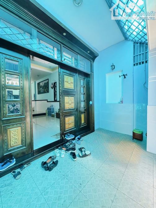 CC BÁN GẤP NHÀ 3 TẦNG GẦN LÊ VĂN VIỆT Q.9 - HẺM 5M - DT 5X16.5 4PN - Nhỉnh 8 Tỷ. - 4