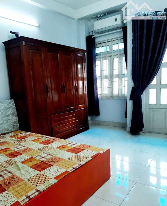Nhà Gò Vấp giá Q12:nhà 4 tầng, 50m2,sát mặt tiền,ngay chợ Xóm Mới chỉ 4.9 tỷ - 4