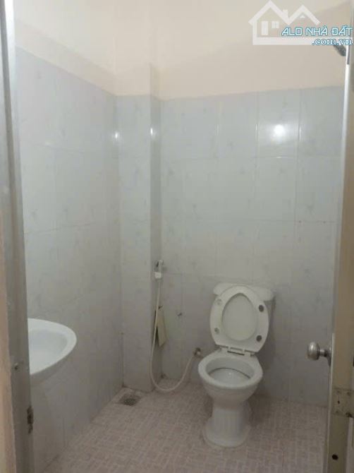 Cho thuê nhà nguyên căn gần chợ Đo Đạc, CC Bộ Công An, 4 phòng ngủ - 5