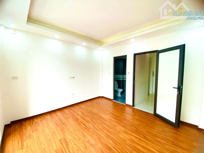 NHÀ XÂY MỚI 5 TẦNG THANG MÁY - PHÂN LÔ 20M THẲNG TẮP - RA Ô TÔ TRÁNH ĐỖ NGÀY ĐÊM. - 5