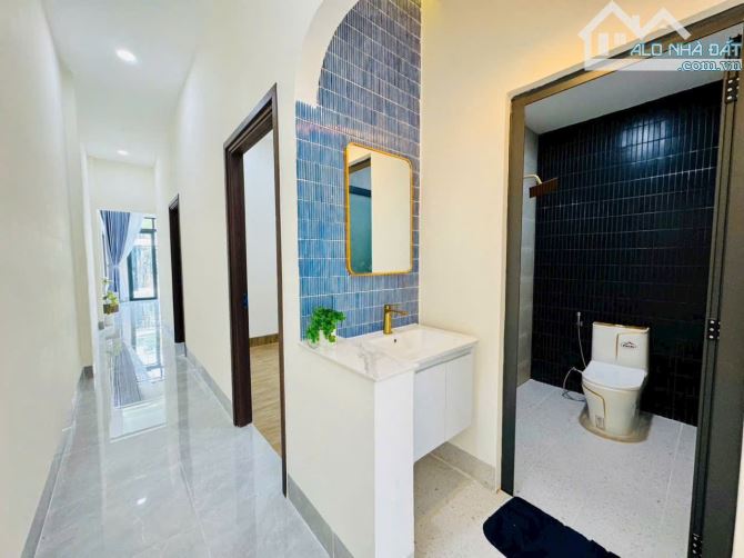 Nhà mới xây cao cấp,.P.10 nay là P.Trung An. Có chổ đậu xe hơi..Diện tích 100m2 - 6